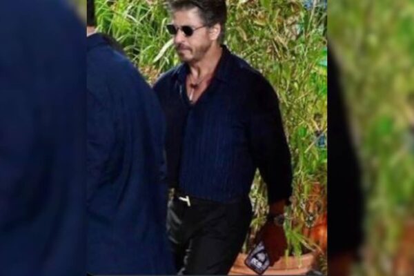 Shah Rukh Khan's Phone's Wallpaper Is Every Desi Dad Ever