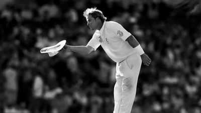 Watch: Fans doff their hats to pay respect to Shane Warne at MCG