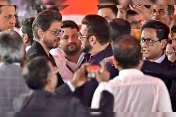 Watch: Shah Rukh Khan And Salman Khan Share A Hug At Devendra Fadnavis' Oath-Taking Ceremony