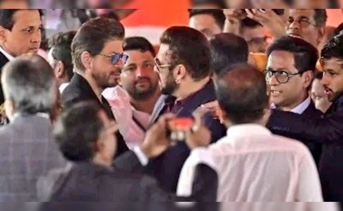 Watch: Shah Rukh Khan And Salman Khan Share A Hug At Devendra Fadnavis' Oath-Taking Ceremony