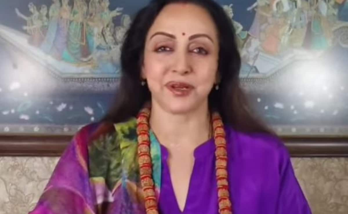 Maha Kumbh 2025: Hema Malini Takes Holy Dip At Triveni Sangam. Watch