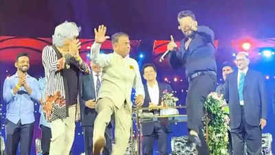 Watch: Sunil Gavaskar's impromptu dance gig at Wankhede Stadium's grand celebrations