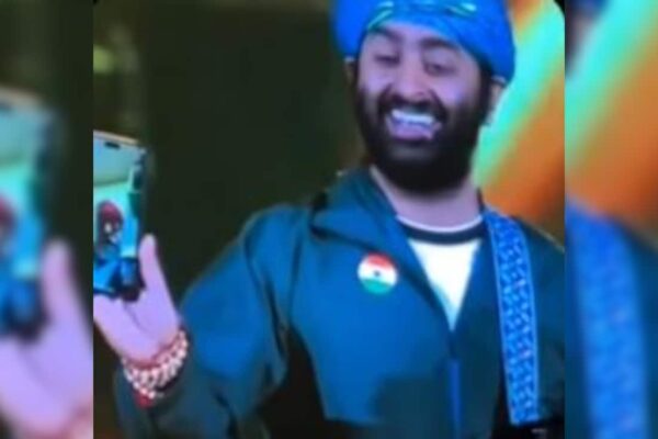 Crazy Viral: Arijit Singh Video Calls Father During His Chandigarh Concert. Watch