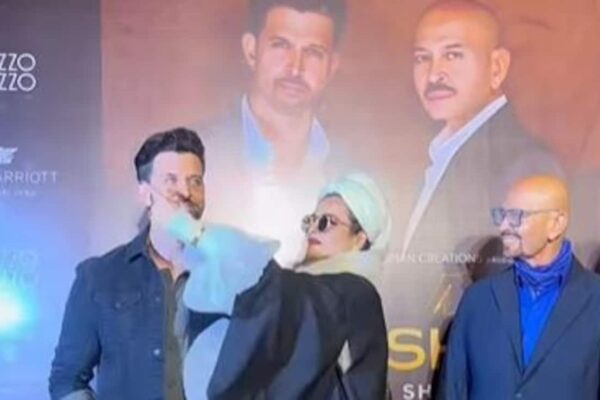 Rekha Shows Hrithik Roshan's Face When Paps Ask, "Where's Jadoo?"