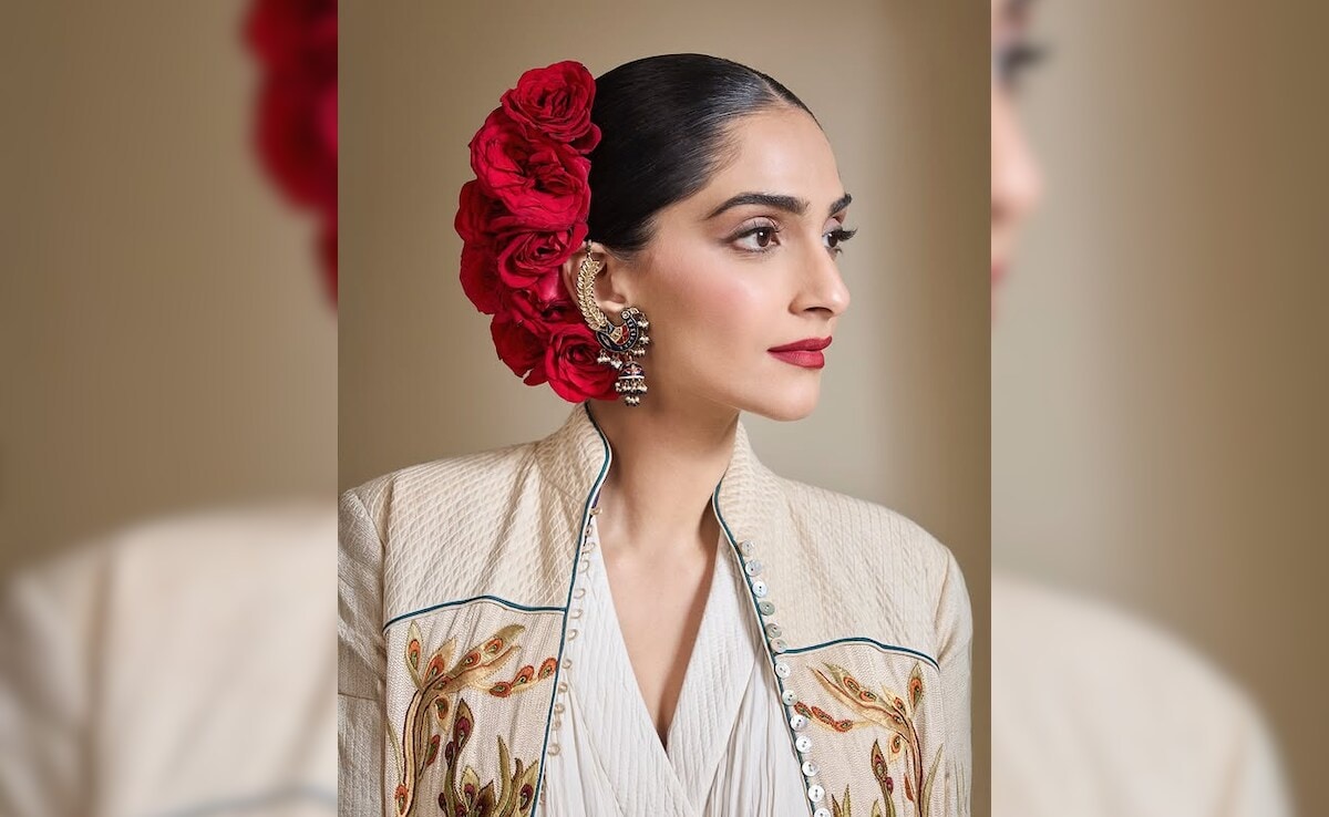 Sonam Kapoor Gets Emotional As She Walks The Ramp In Honour Of Late Rohit Bal