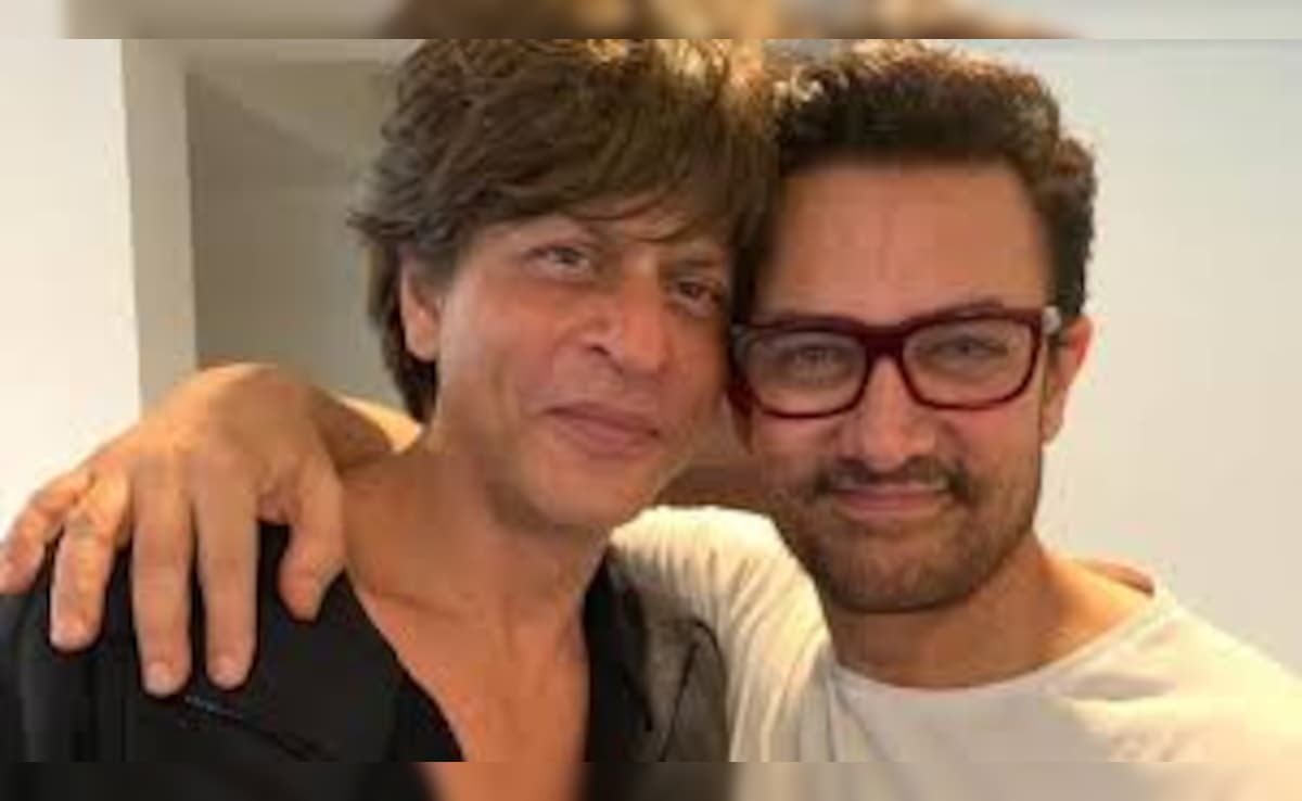 Crazy Viral: Aamir Khan Asks Shah Rukh Khan To Hide His Face From Paps. Watch