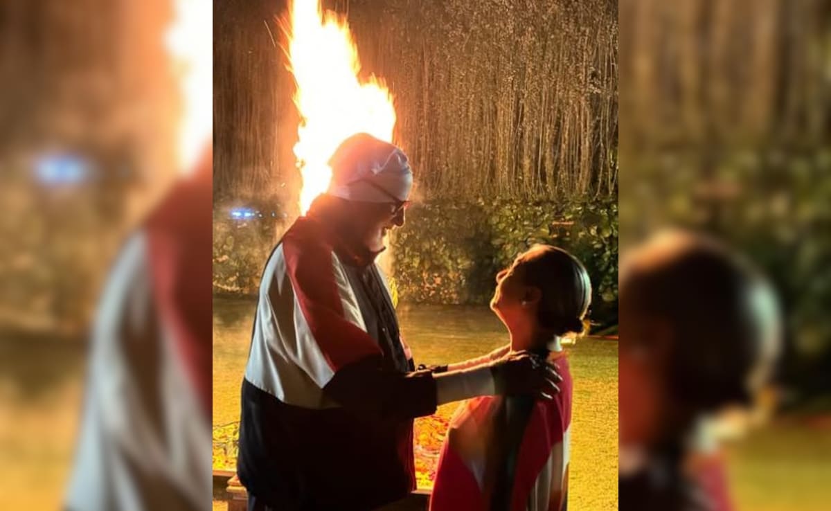 Holi 2025: Amitabh Bachchan And Jaya Bachchan In An Adorable Pic From Holi Ka Dahan. Courtesy, Daughter Shweta